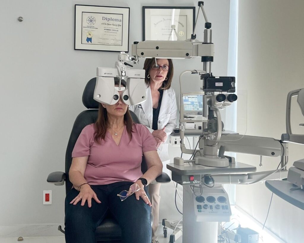 Dra. Marina Ramírez revisando a una paciente de glaucoma en tijuana