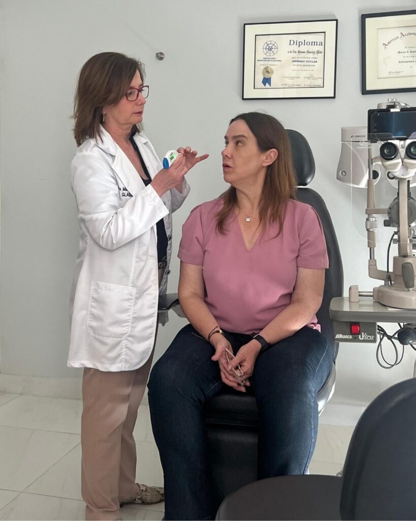 Dra. Marina Ramírez oftalmóloga en tijuana, revisando la vista de una paciente