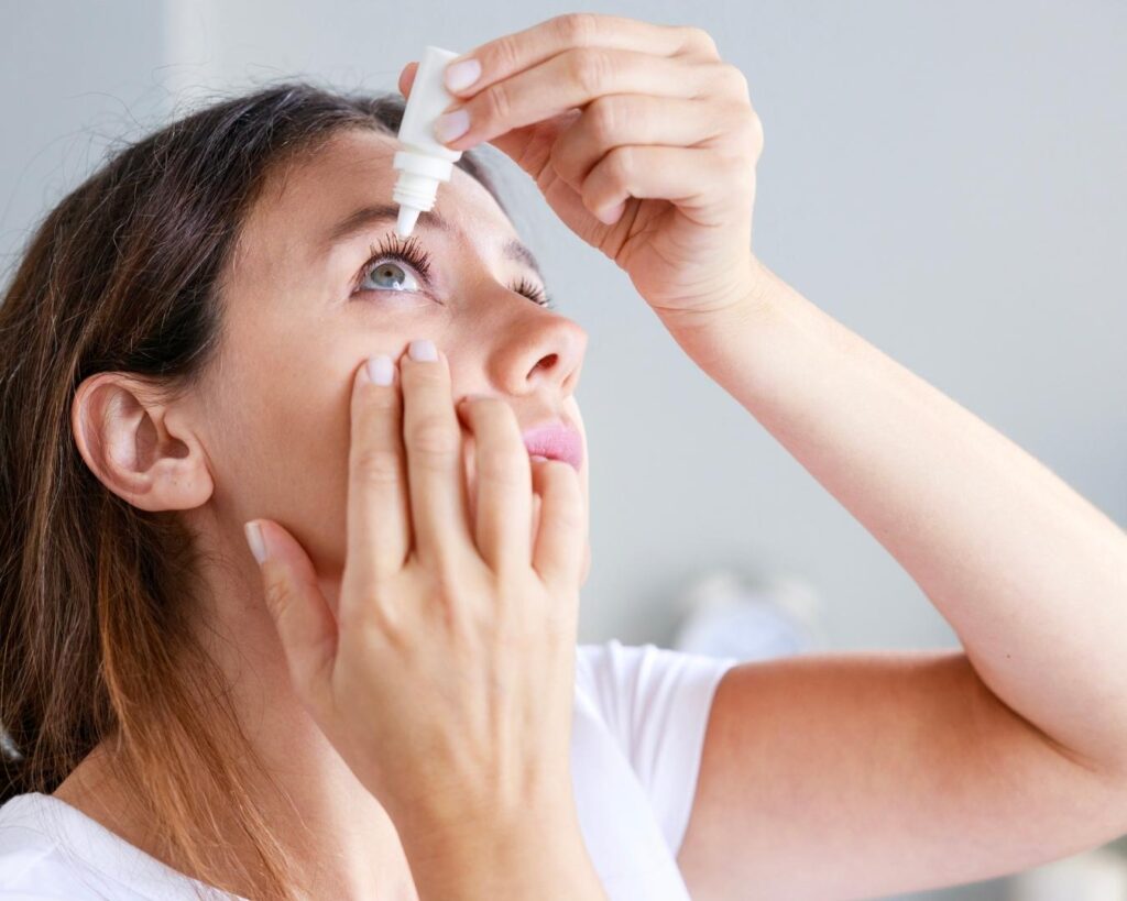 Mujer aplicando gotas oftálmicas para cuidado de la vista después de una cirugía LASIK en Tijuana