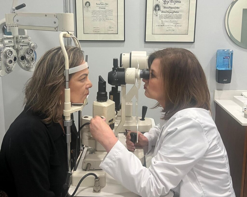 Dra Marina Ramirez revisando los ojos con lámpara de hendidura a su paciente para cirugía LASIK en Tijuana