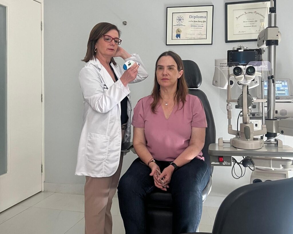 Dra Marina Ramírez con paciente de Glaucoma en tijuana