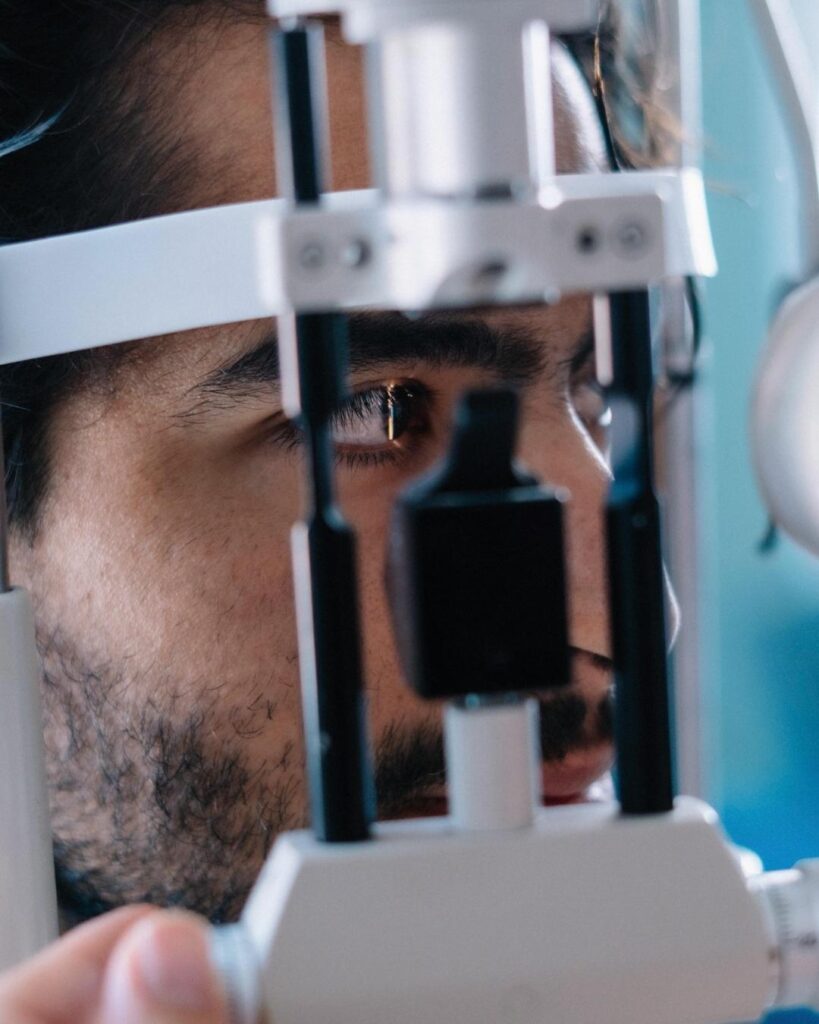 recibiendo evaluación con equipo láser oftalmológico o corneal de la Dra. Marina Ramirez para cirugía LASIK