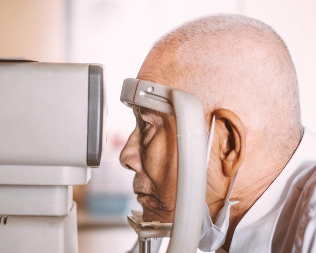 revisando vista del paciente con el tonómetro en tijuana