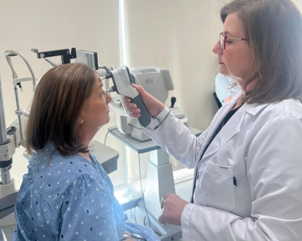 dra marina ramirez con paciente de retinopatía diabética en tijuana